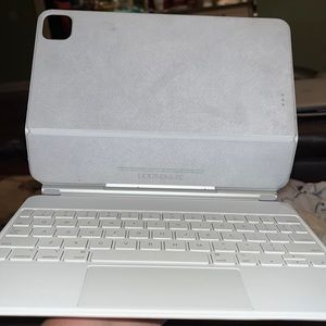 APPLE IPAD MAGIC KEYBOARD